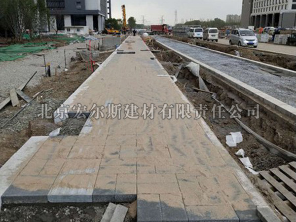 通州市政府副中心道路滲水磚施工現場